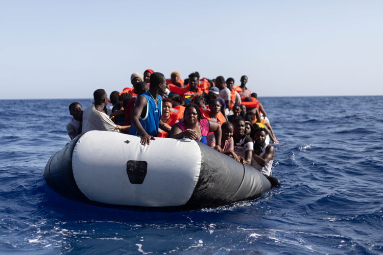 28 August: fourth rescue in less than 48 hours. The Alarm Phone informed the MSF search and rescue team of a rubber boat in distress with 79 people, including 32 minors. The lifesaving operation was conducted under difficult conditions and the survivors were exhausted. After this rescue, there were 176 people on board of the Geo Barents. Copyright Michela Rizzotti/MSF