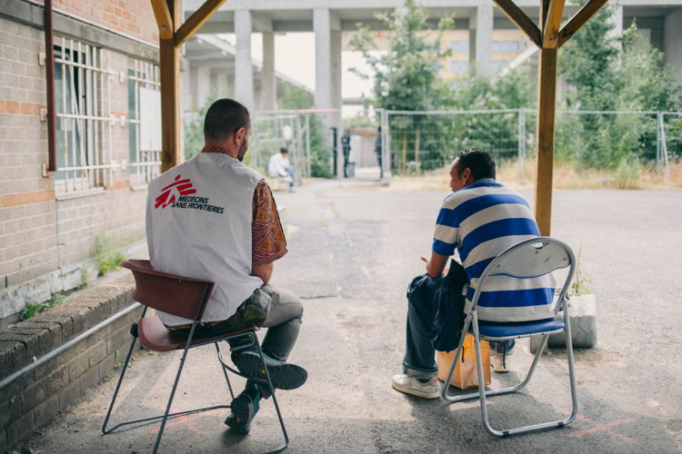 Measles Vaccination Campaign in Brussels / Bruxelles le 29 juin 2023, au HUB humanitaire. Victor, reponsable logistique, parle avec un patient après sa vaccination. / Copyright : MSF/Marin Driguez/Agence VU' 