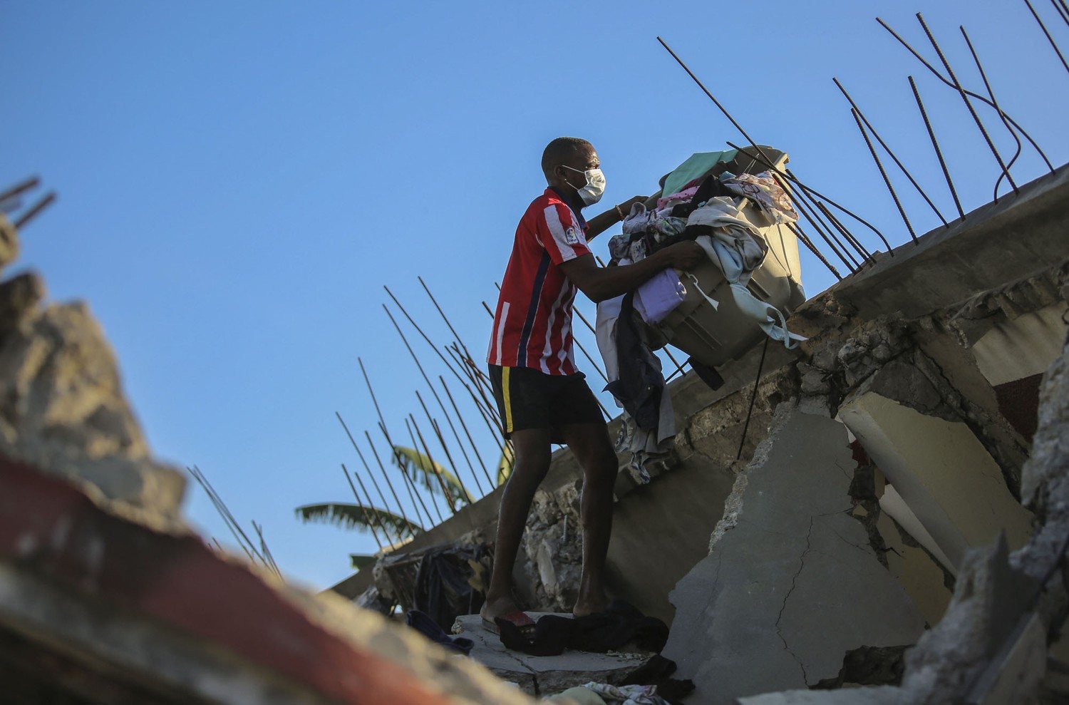 Haiti Earthquake: Photo by Joseph Odelyn / AP