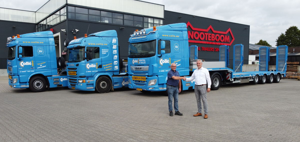 Remy Bergenhuizen (links im Bild), Fuhrparkleiter bei Collé Rental & Sales, nimmt die ersten drei von insgesamt 26 Semitiefladern von Johan Visschers, Verkaufsberater bei Nooteboom Trailers, in Empfang. 