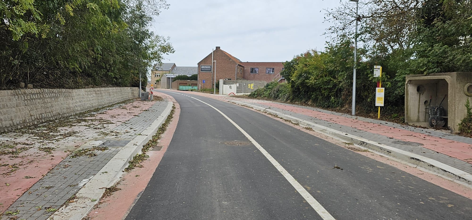 We beperkten de breedte van de rijweg tot vijf meter en namen verkeersveilige maatregelen zoals een wegversmalling en een toegankelijk busperron. We beperkten de breedte van de rijweg tot vijf meter en namen verkeersveilige maatregelen zoals een wegversmalling en een toegankelijk busperron.