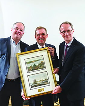 Group Chairman Heinrich Jessen and Non-Executive Director Peter Jessen present Hans
Ulrich Hansen (centre) with a token of appreciation. Group Chairman Heinrich Jessen and Non-Executive Director Peter Jessen present Hans
Ulrich Hansen (centre) with a token of appreciation.