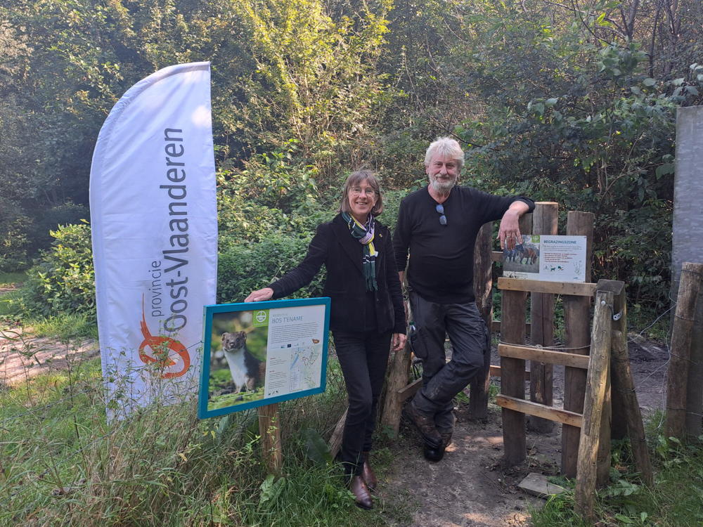gedeputeerde Riet Gillis en conservator Guido Tack (Natuurpunt) bij Bos t'Ename