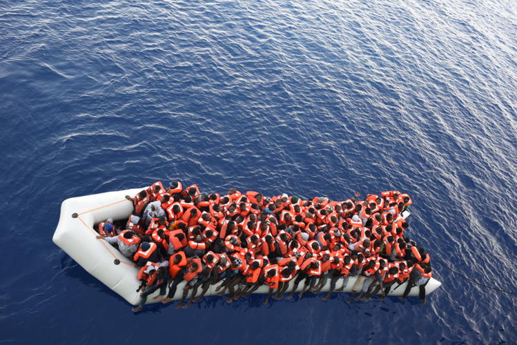 700 mensen werden gered uit deze houten boot door de Bourbon Argos en de MV Aquarius 700 mensen werden gered uit deze houten boot door de Bourbon Argos en de MV Aquarius
