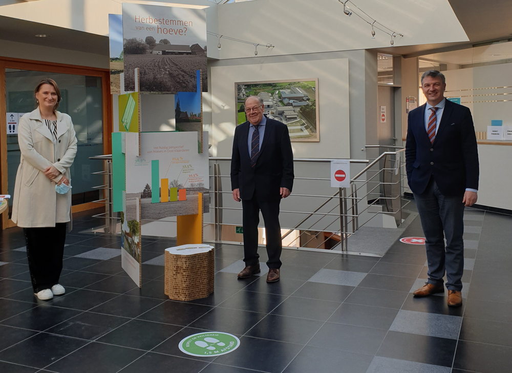 vlnr gedeputeerde Leentje Grillaert, schepen André Eeman, burgemeester Jurgen  Soetens