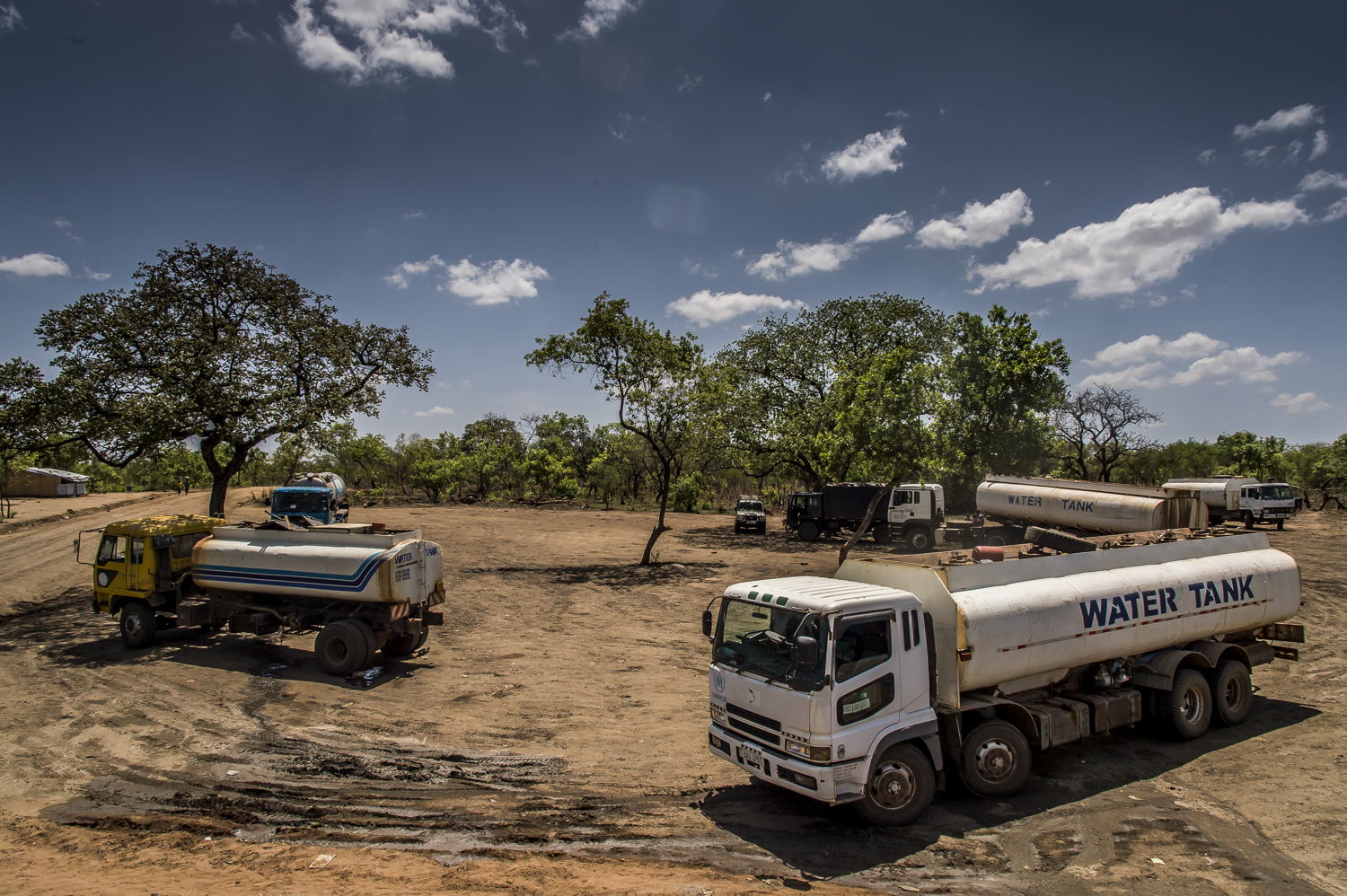 Pour l’approvisionnement en eau, MSF a construit des puits artésiens. L’eau est ensuite répartie dans les différentes citernes d’eau un peu partout dans le camp. Ici des camions-citernes dans le camp de Dibidibi.
L’accès à l’eau potable est l’un des principaux défis dans les camps de réfugiés, et MSF continue de développer ses activités dans ce domaine  © Frederic Noy