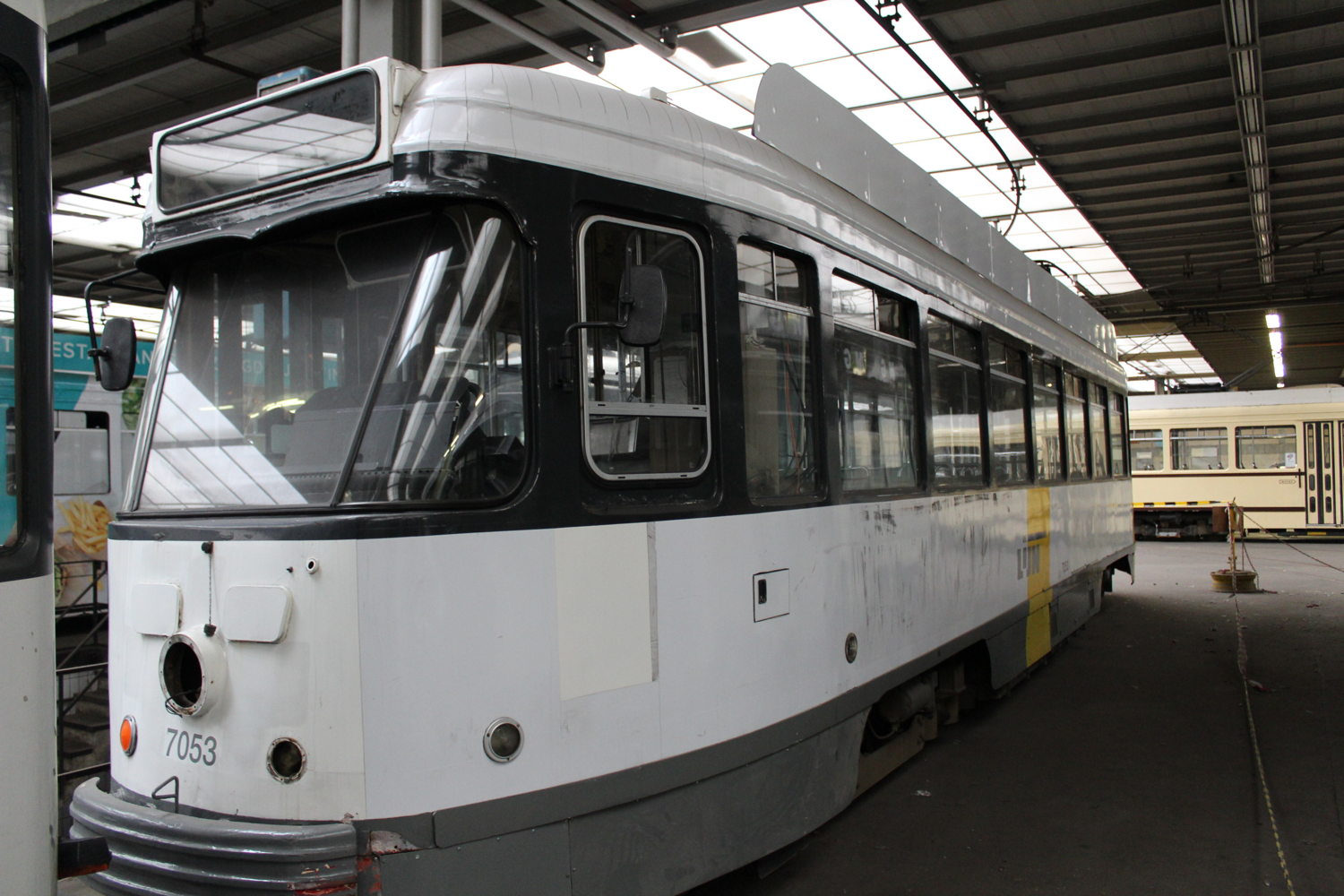 PCC-tram zonder reclame, in de kleuren van De Lijn. Deze tram maakt deel uit van een lot van twee trams. (foto: Vavato)
