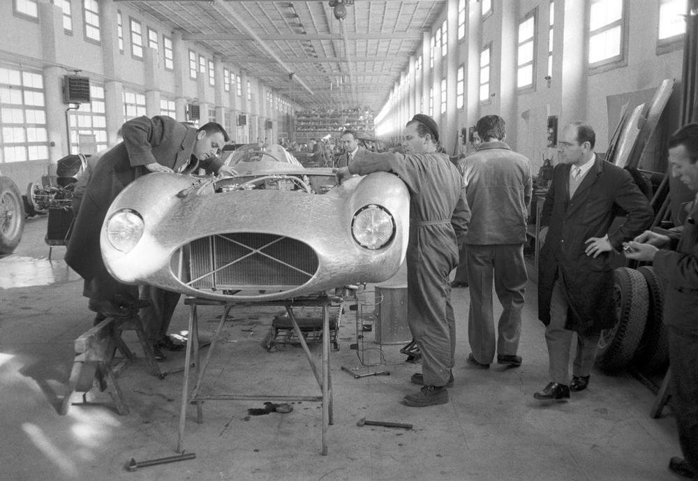 The billionaire entrepreneur Tony Parravano observing a Ferrari race car under construction. Modena, Italy, 1950sAKG2946471 © akg-images / Mondadori Portfolio / Carlo Bavagnoli The billionaire entrepreneur Tony Parravano observing a Ferrari race car under construction. Modena, Italy, 1950sAKG2946471 © akg-images / Mondadori Portfolio / Carlo Bavagnoli