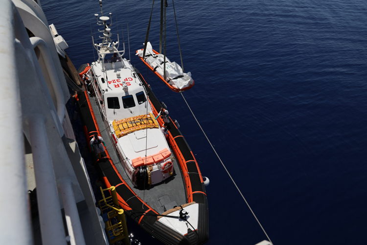8 juin 2024. Les 11 corps repêchés la veille en Méditerranée transférés par l'équipe MSF du Geo Barents sur un navire des garde-côtes italiens près de Lampedusa. © Frederic Seguin/MSF