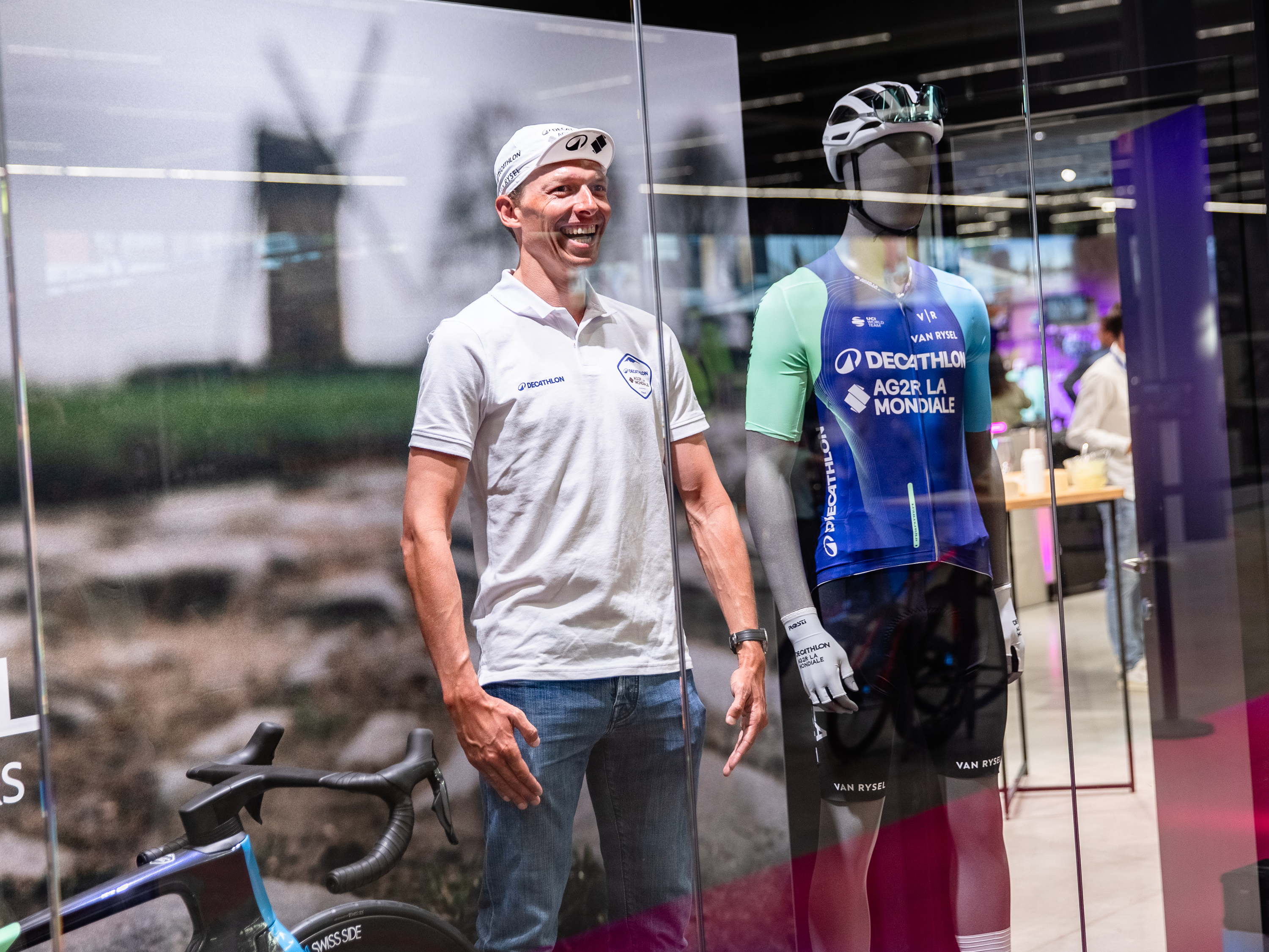 Oliver Naesen inaugure le premier magasin Van Rysel du pays