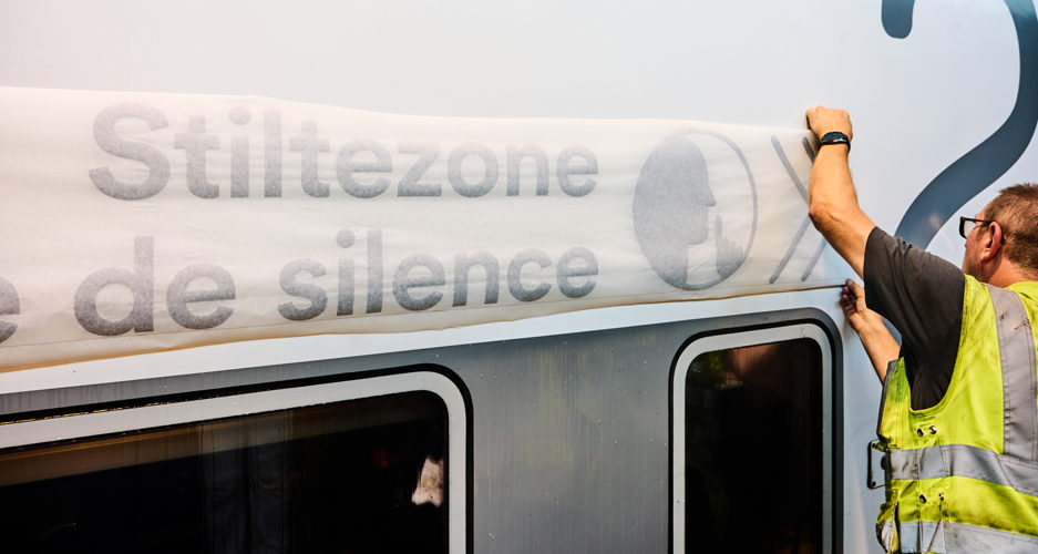 NMBS-personeel zal de komende maanden de stickers en pictogrammen aanbrengen.