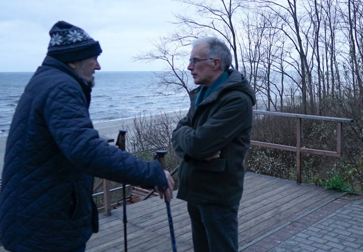 Check-point Rusland met Jan Balliauw in gesprek met een wandelaar aan de Baltische kust in Kaliningrad - (c) Eugene Rudnii