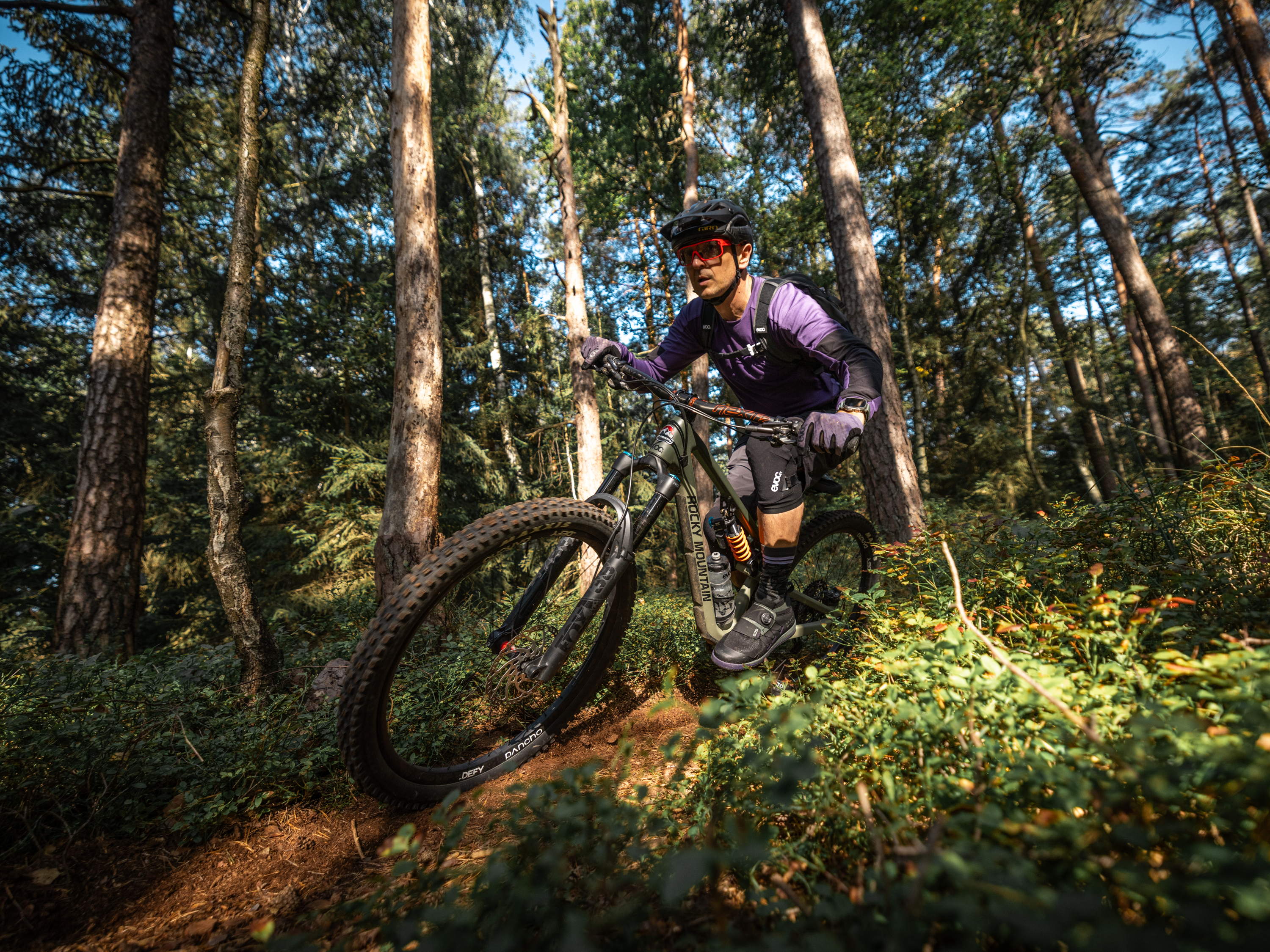 ELBOW & KNEE PROTECTION: Neue Saison, neuer Schutz – EVOC erweitert Portfolio