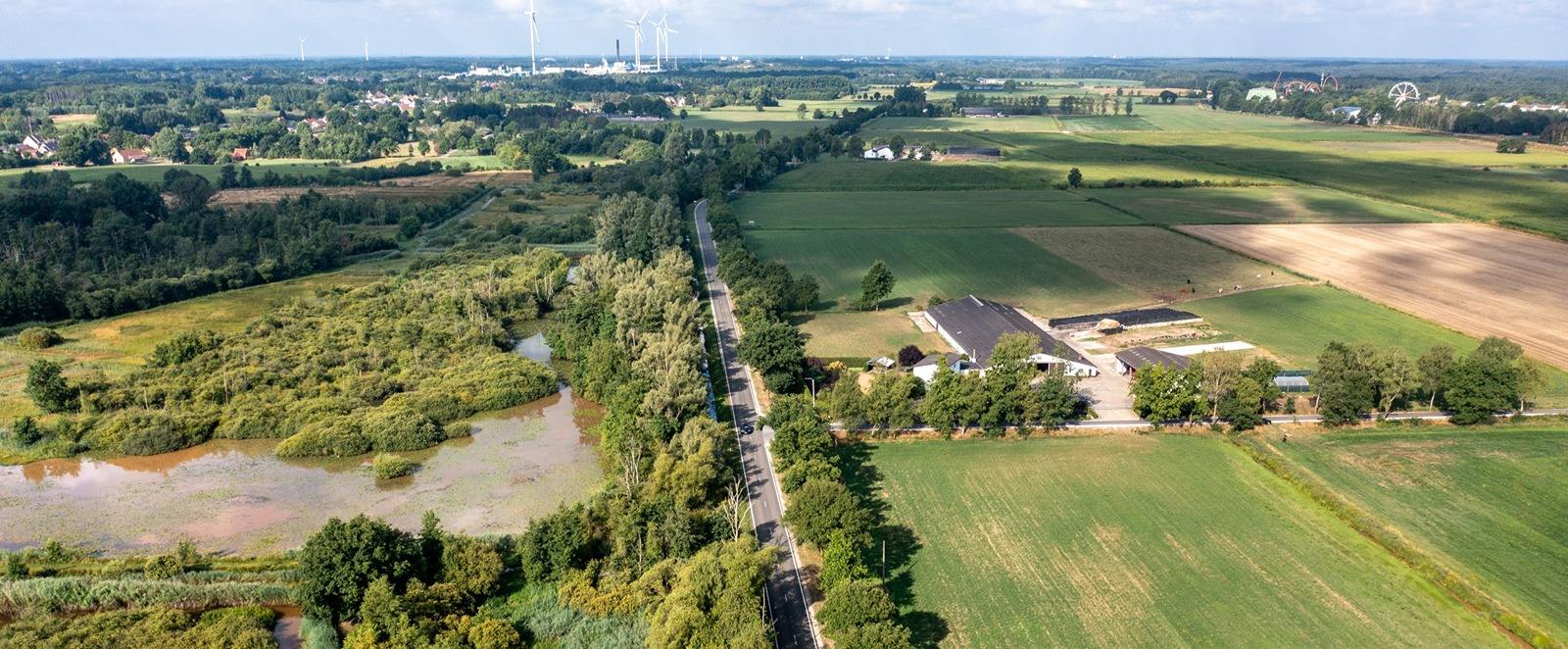 Luchtfoto: Roerdompstraat in Geel grenzend aan natuurgebied De Zegge (links)