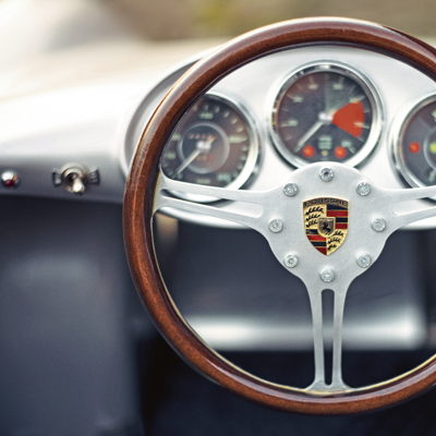 Volante del Porsche 550 Spyder en miniatura. ¿La llave a la derecha? Por supuesto, pues allí estaba también en el Porsche 550 original. Incluso los indicadores y el volante de radios del mini Spyder son una réplica exacta del original.