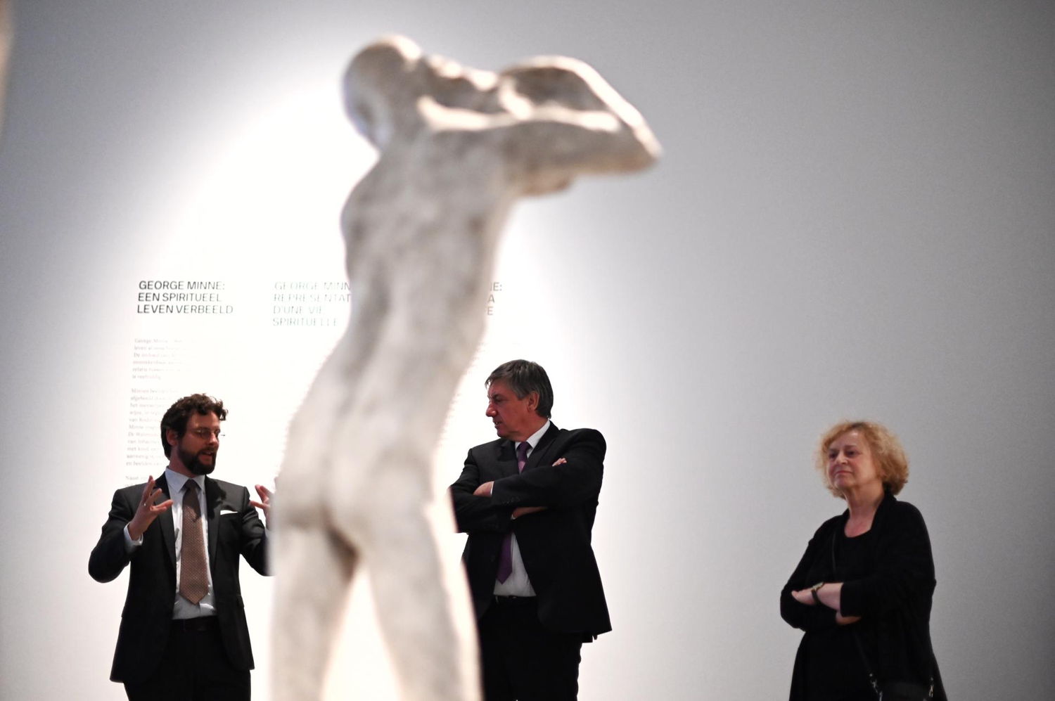Commissaire dr Peter Carpreau et Ministre-président Jan Jambon dans l'expo 'Rodin, Meunier & Minne' (c) Jasper Jacobs