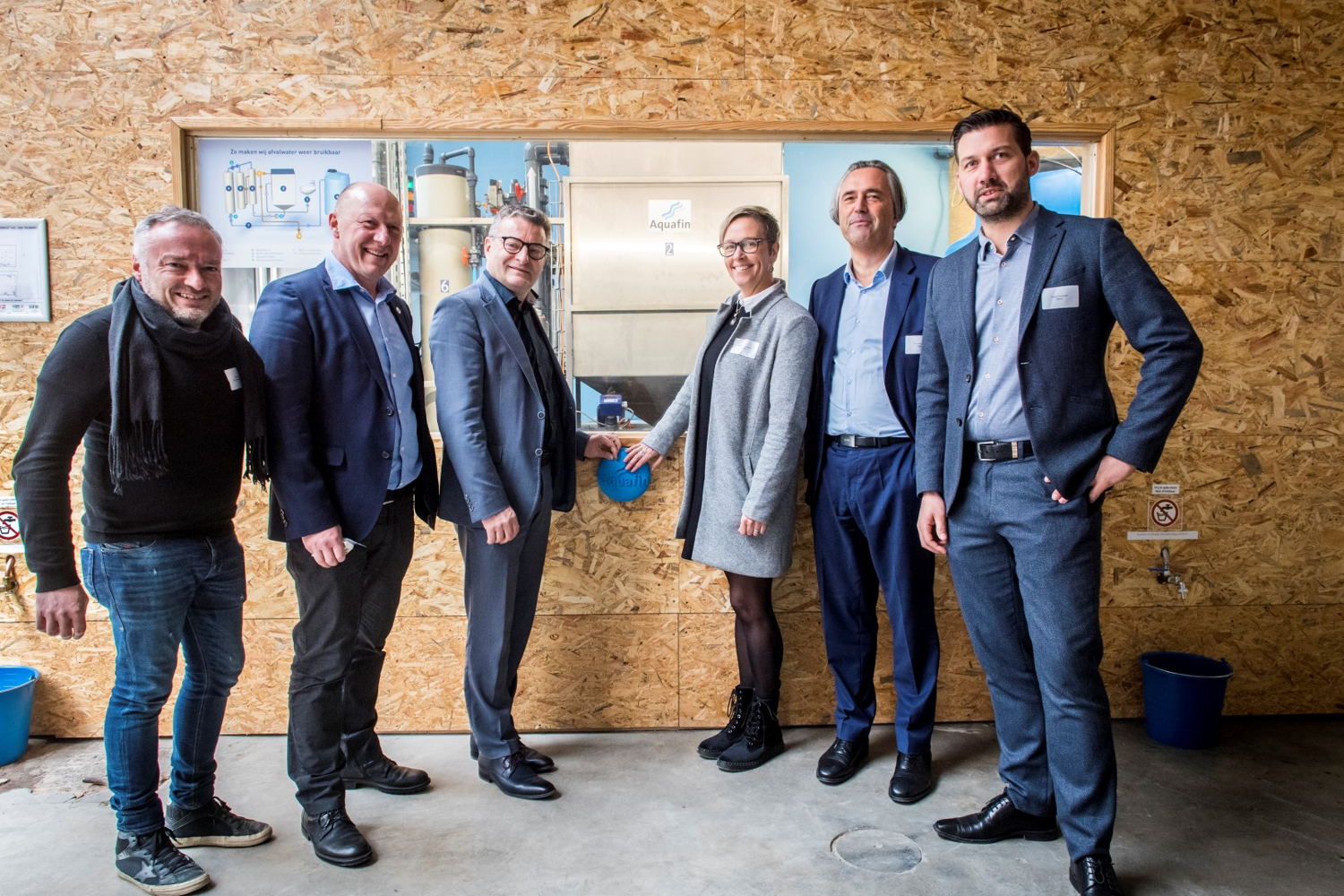 Met een symbolische druk op de knop schiet de nanofilter in werking die het afvalwater van keukens en lavabo’s ter plaatse zuivert. Het gezuiverde water kan via de kraantjes afgetapt worden en hergebruikt voor schoonmaak, recreatie of het sproeien van de tuin. 