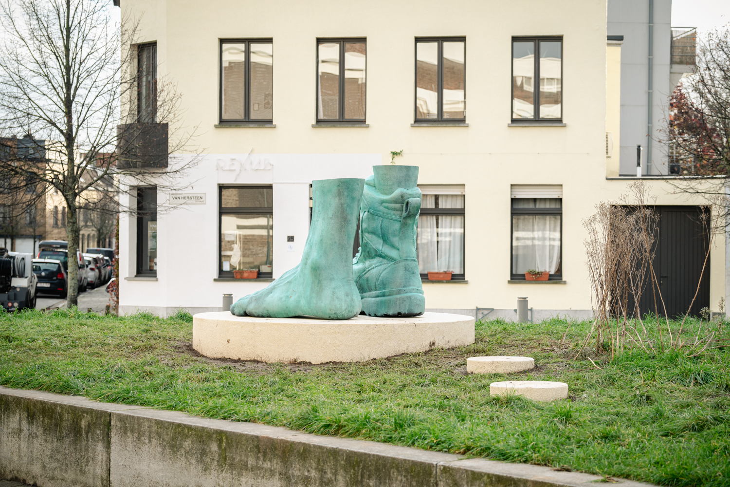 Guy Woueté, De pied à pied   (2024) © Guy Woueté – Collectie Kunst in de Stad - Foto: Tom Cornille