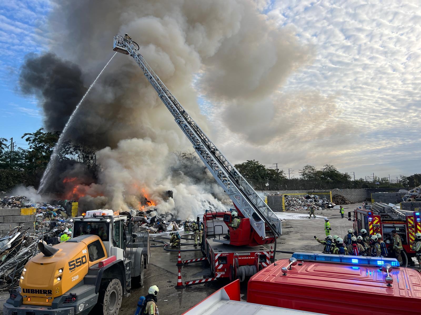 Fire at waste processing company in Anderlecht disrupts train traffic 