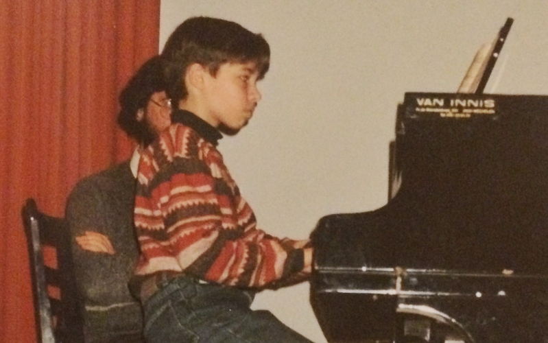 De kleine Thomas aan de piano - Familiefoto De kleine Thomas aan de piano - Familiefoto