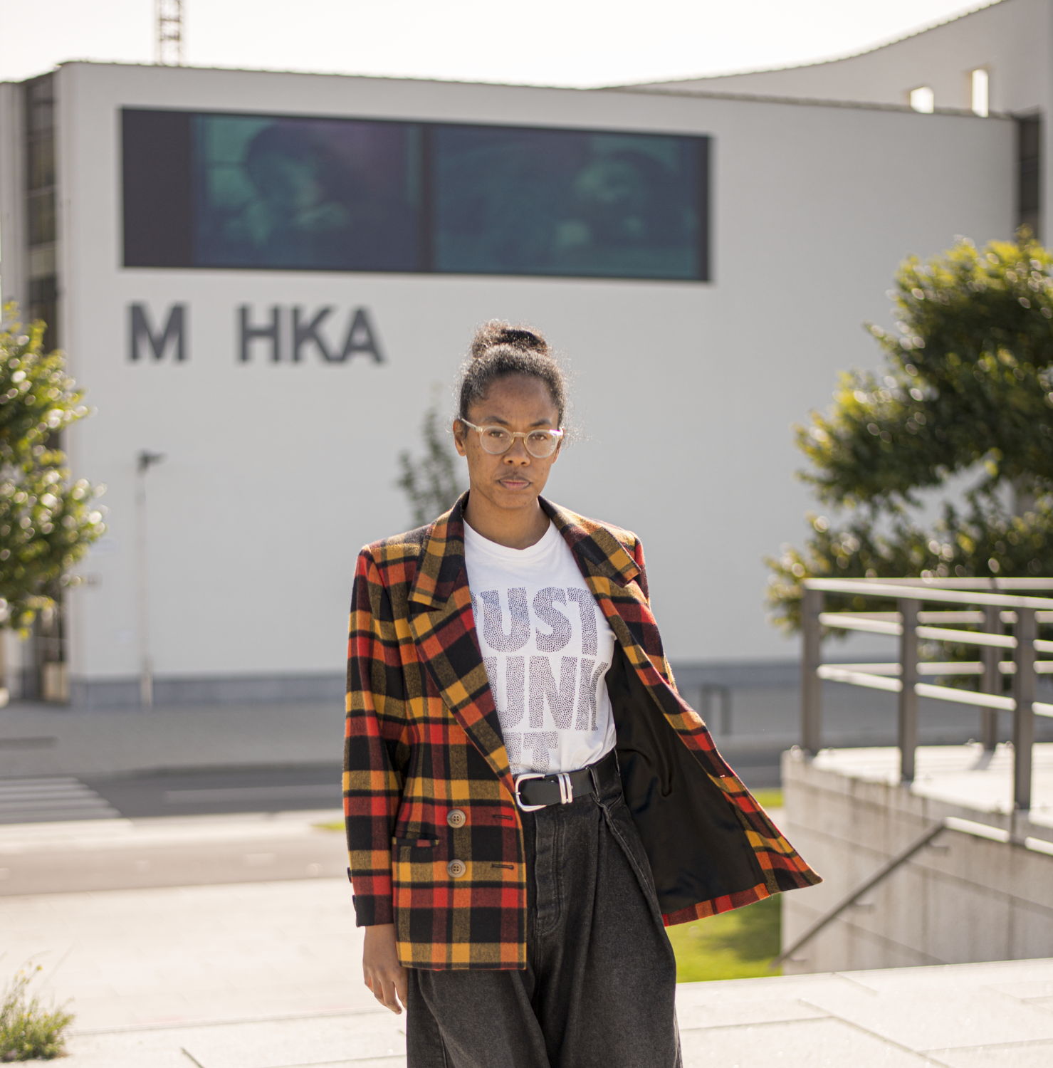 02. Portrait of Anthea Hamilton, 2021. © Anthea Hamilton. Courtesy the artist and M HKA. Photo M HKA