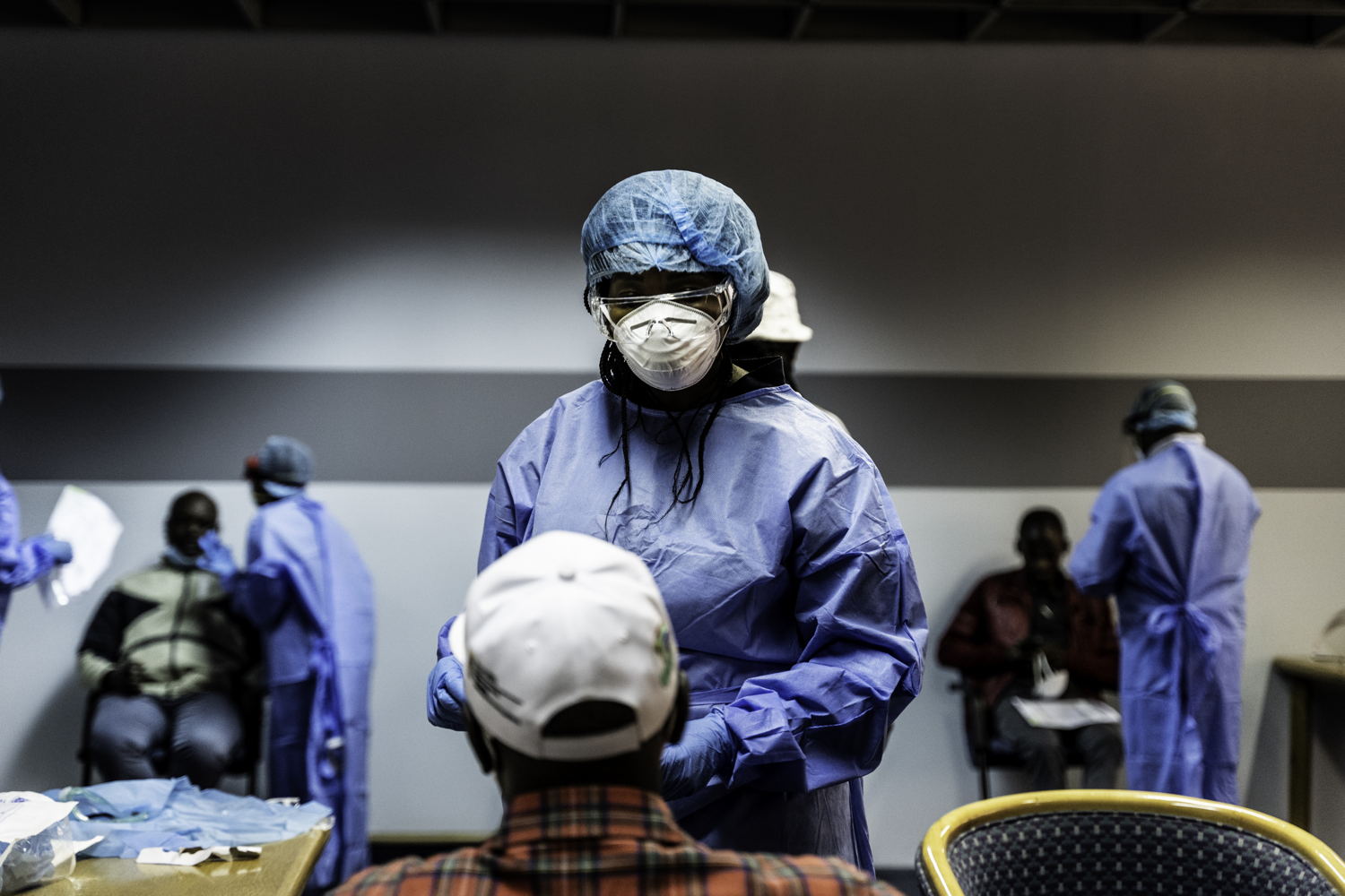 A health worker prepares to swab a patient during a mass COVID-19 screening and testing event held in Johannesburg, South Africa where MSF contact tracers assisted with training, monitoring and conducting tests. Photographer: Tadeu Andre/MSF