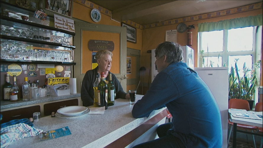 300 jaar grens - Kamagurka praat met de Frans-Vlaamse cafébazin Gisèle Coudeville - (c) VRT - Pretpraters