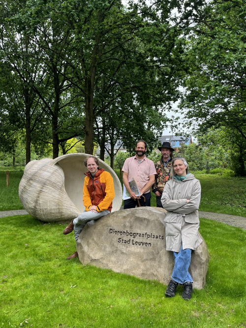 v.l.n.r. schepen Thomas Van Oppens, Joeri Steeno (landschapsarchitect begraafplaatsen stad Leuven), de kunstenaar Bram Debraekeleer en schepen Bieke Verlinden