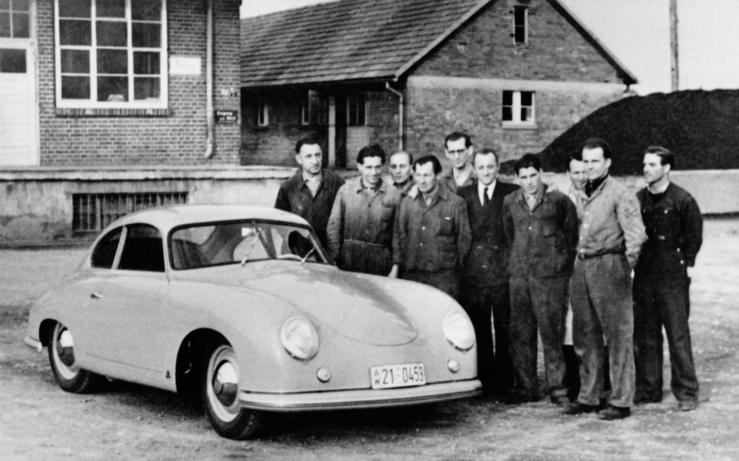 1950. A partir de marzo, los primeros autos deportivos Porsche son producidos en Stuttgart-Zuffenhausen