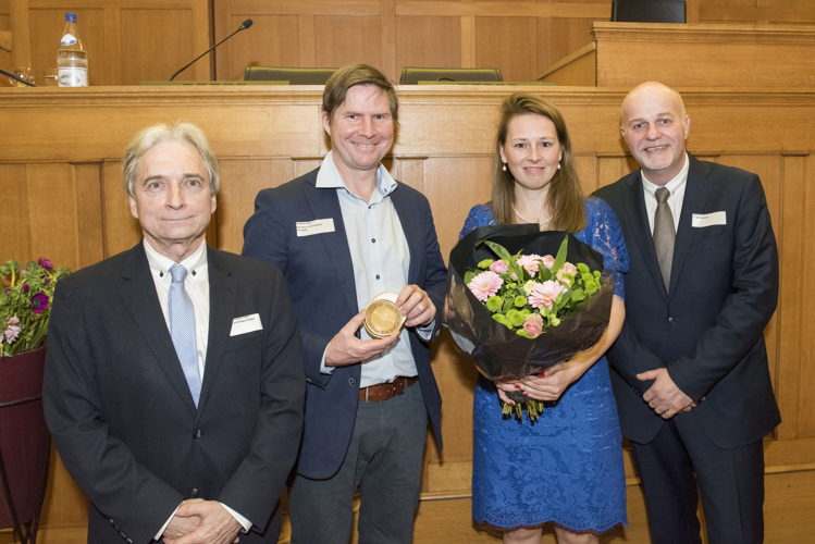 vlnr: wnd. gouverneur Didier Detollenaere, Koen Klingele en  Eline Blanchaert van Klingele Chocolade, gedeputeerde Kurt Moens
  