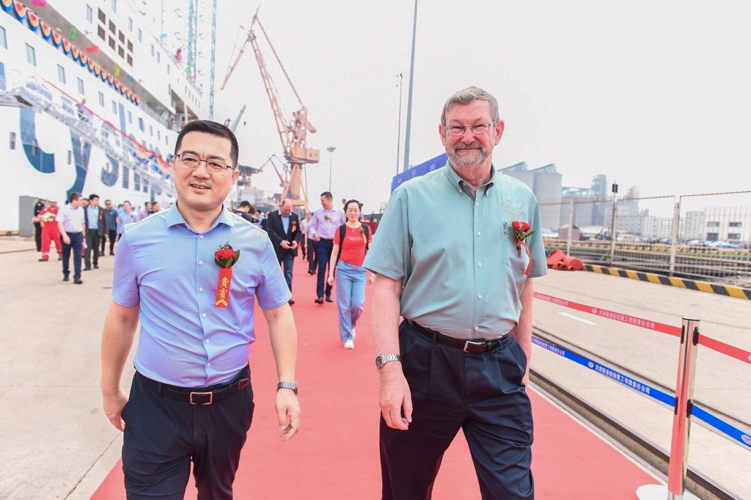 Wang Xiaohai, ordförande på XGSIC varvet och Jim Paterson, Mercy Ships.