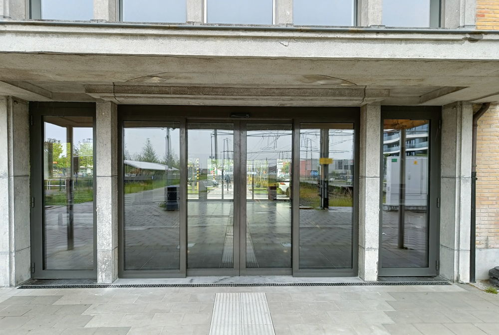 À la gare de Knokke, le bâtiment de la gare a reçu de nouvelles portes d’entrée.