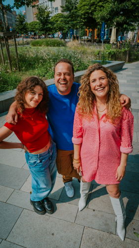 Imane Boudadi, Sander Gillis en Maureen Vanherberghen – © VRT