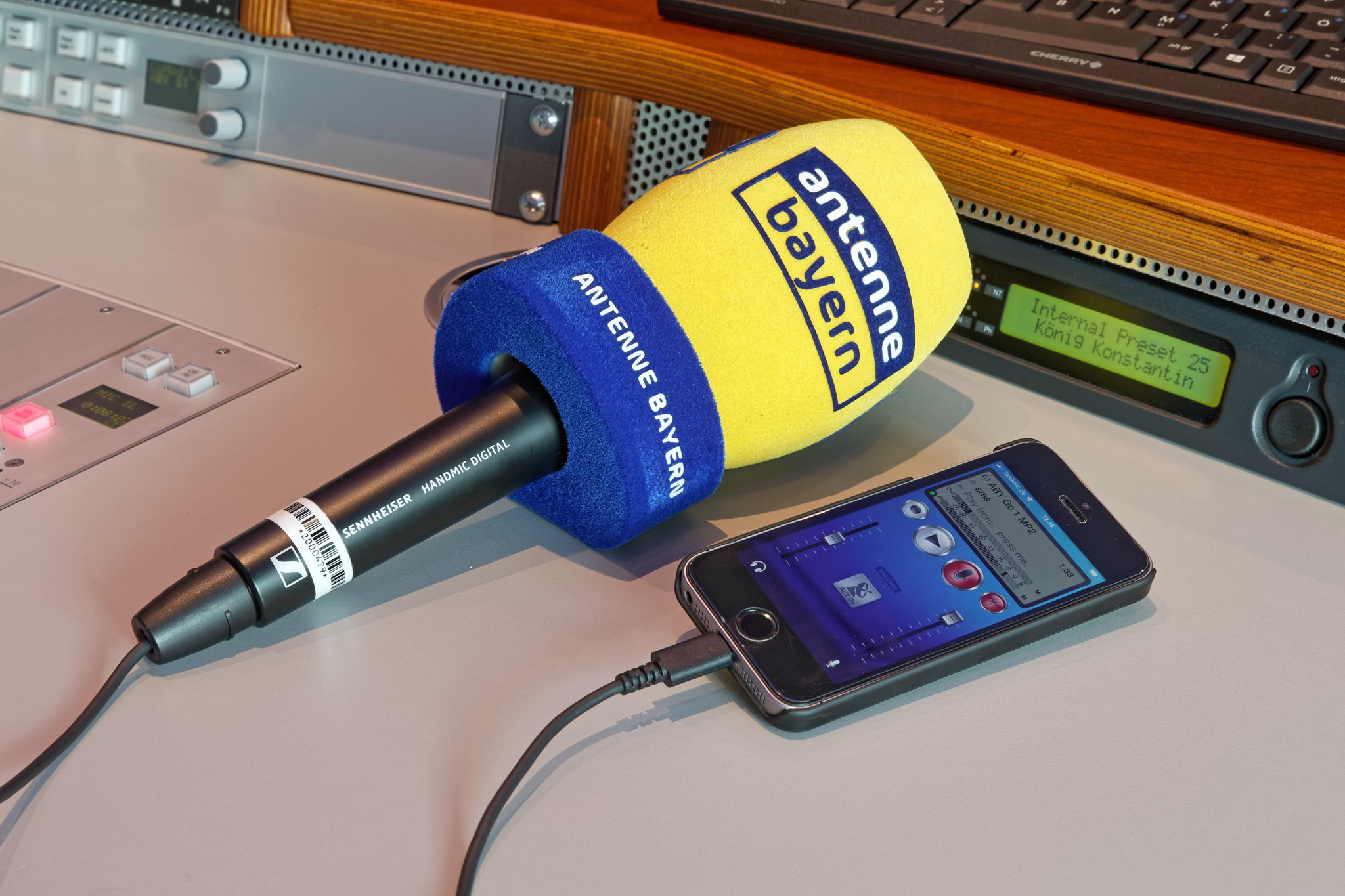 Das Sennheiser HANDMIC DIGITAL ist ein perfekter Begleiter fürs iPhone. Das Sennheiser HANDMIC DIGITAL ist ein perfekter Begleiter fürs iPhone. 