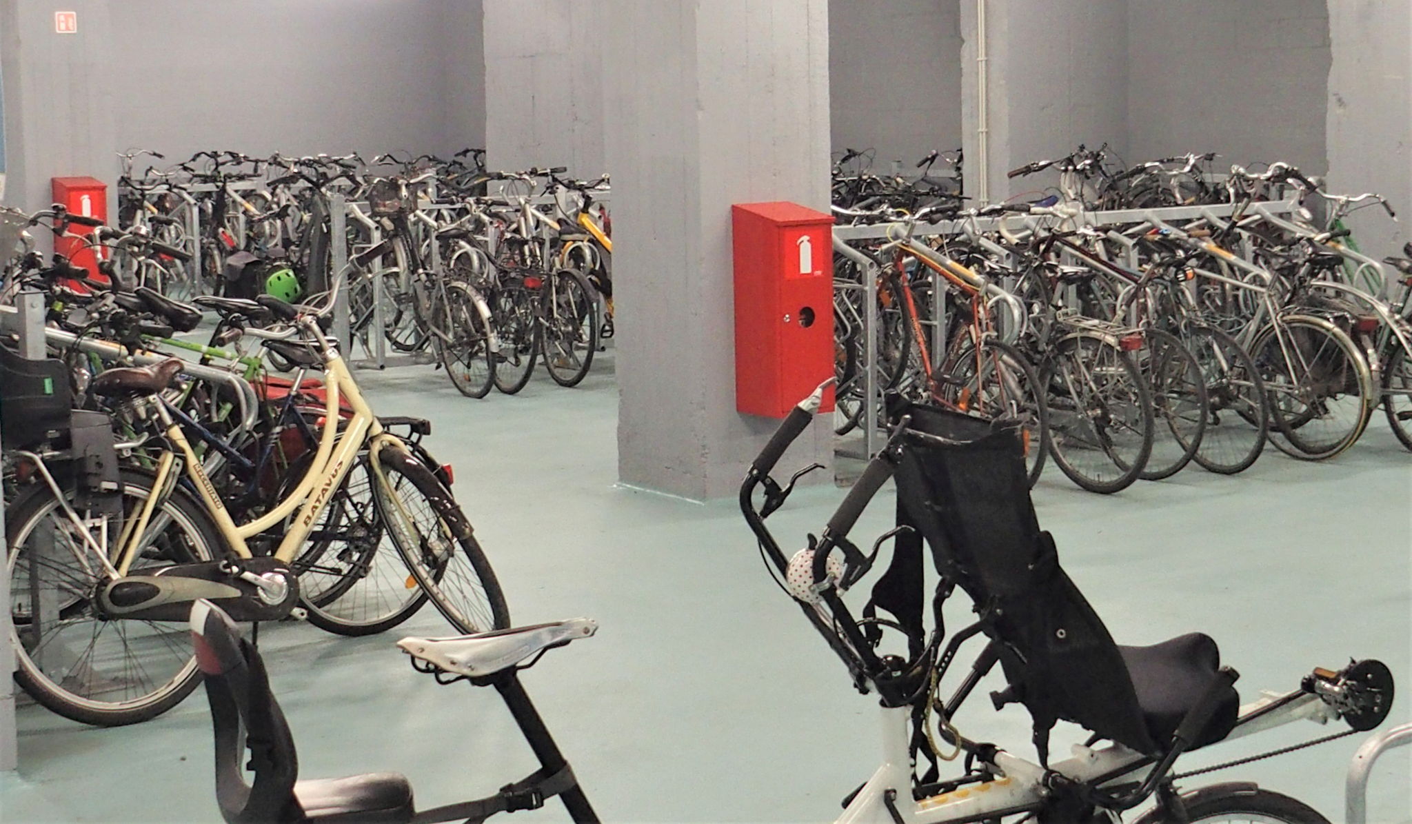 De uitgebreide fietsenparking is vanuit de stationshal makkelijk te bereiken met een lift en een roltrap.