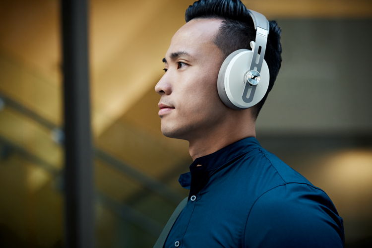 Einfach den Sennheiser MOMENTUM Wireless aufsetzen und den Lieblings-Podcast abspielen! Einfach den Sennheiser MOMENTUM Wireless aufsetzen und den Lieblings-Podcast abspielen!