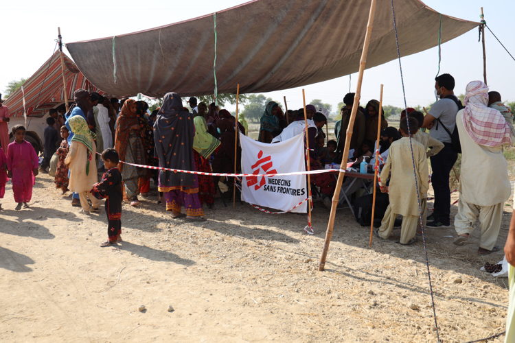 A view of MSF’s mobile clinic in a village near Dera Murad Jamali in Naseerabad district, Eastern Balochistan. Our medical teams comprise of doctors, nurses and health promoter provide care to 900 patient daily in the region. (c) Zahra Shoukat/MSF A view of MSF’s mobile clinic in a village near Dera Murad Jamali in Naseerabad district, Eastern Balochistan. Our medical teams comprise of doctors, nurses and health promoter provide care to 900 patient daily in the region. (c) Zahra Shoukat/MSF