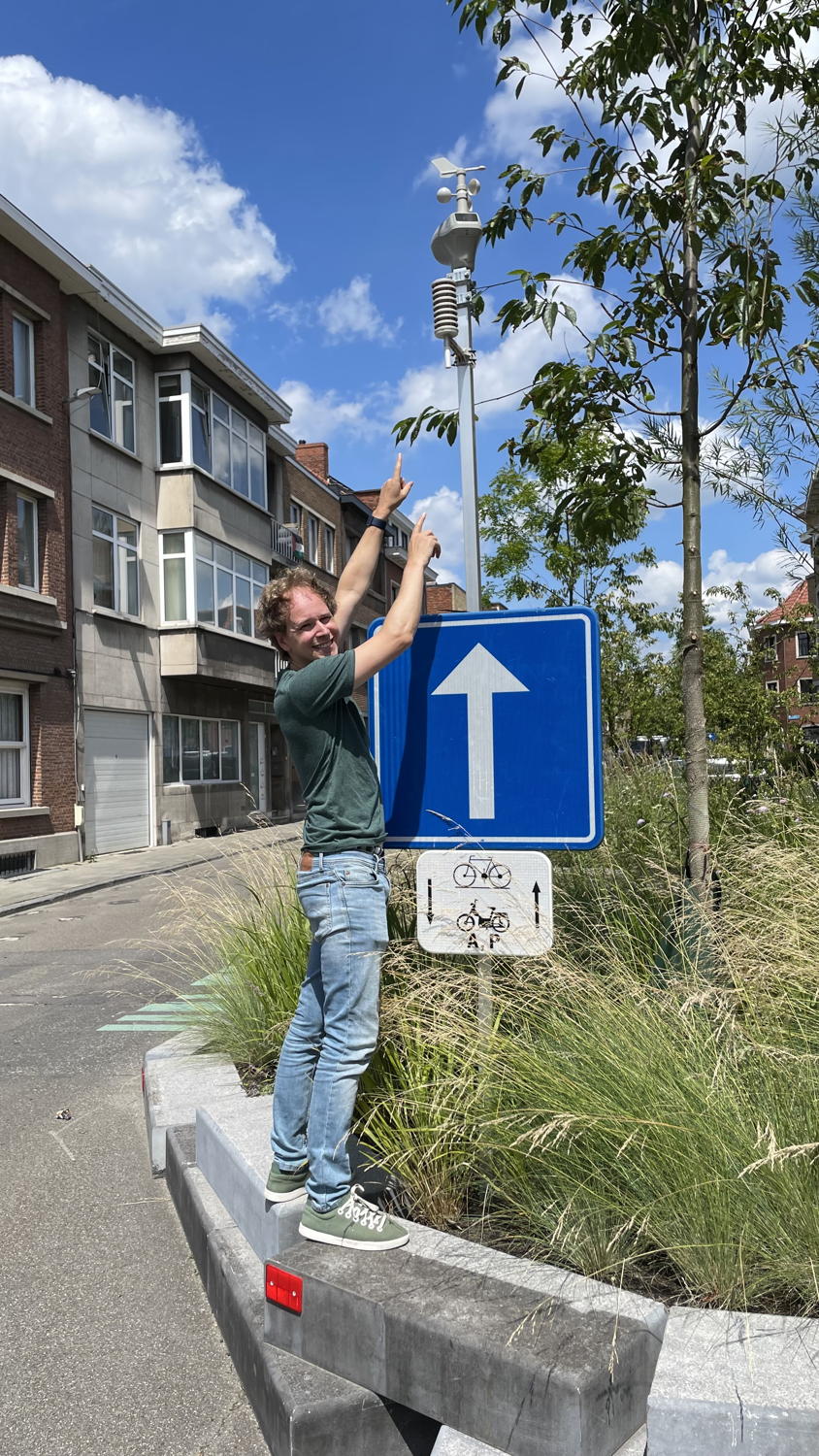 schepen Van  Oppens toon sensoren in Constantin Meunierstraat 