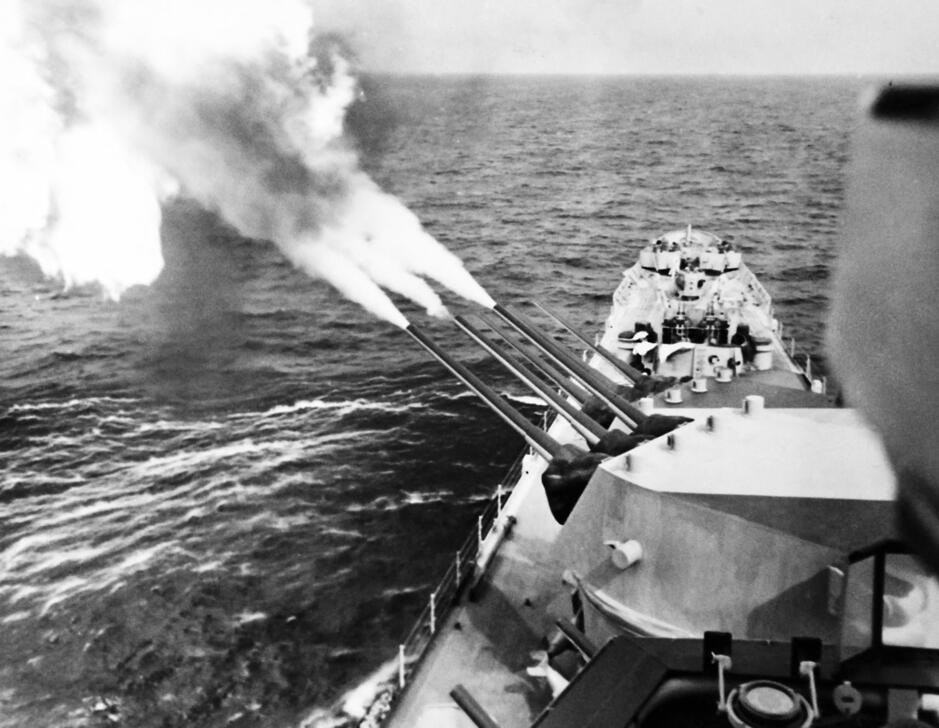 AKG10064154 USS Quincy (CA-71) fires her forward 8/55 guns off Toulon, while supporting the invasion with smoke screen laid by the ship next ahead to prevent accurate counter-fire by German coastal artillery. ©akg-images