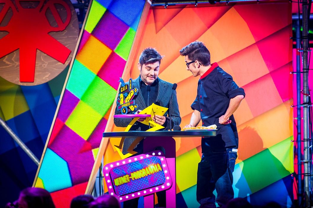 Gala van de Gouden K's 2014 - Jeroen Meus en Hannes Deryckere reikend e Gouden K uit voor het Ketnet-programma van het jaar (Helden) - (c) VRT-Frederik Beyens