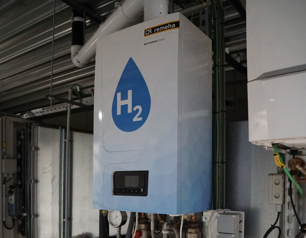 Preview: Belgischer Vorreiter mit grünem Wasserstoffkessel in Werkstatt