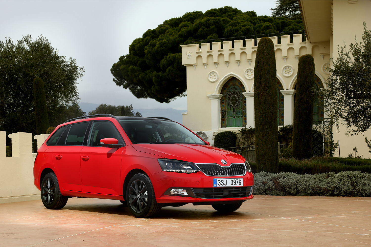The ŠKODA FABIA made a significant contribution to the record month. Global deliveries of the small car rose 8.0% to 22,100 vehicles compared to the same period last year (March 2016: 20,500 vehicles). 