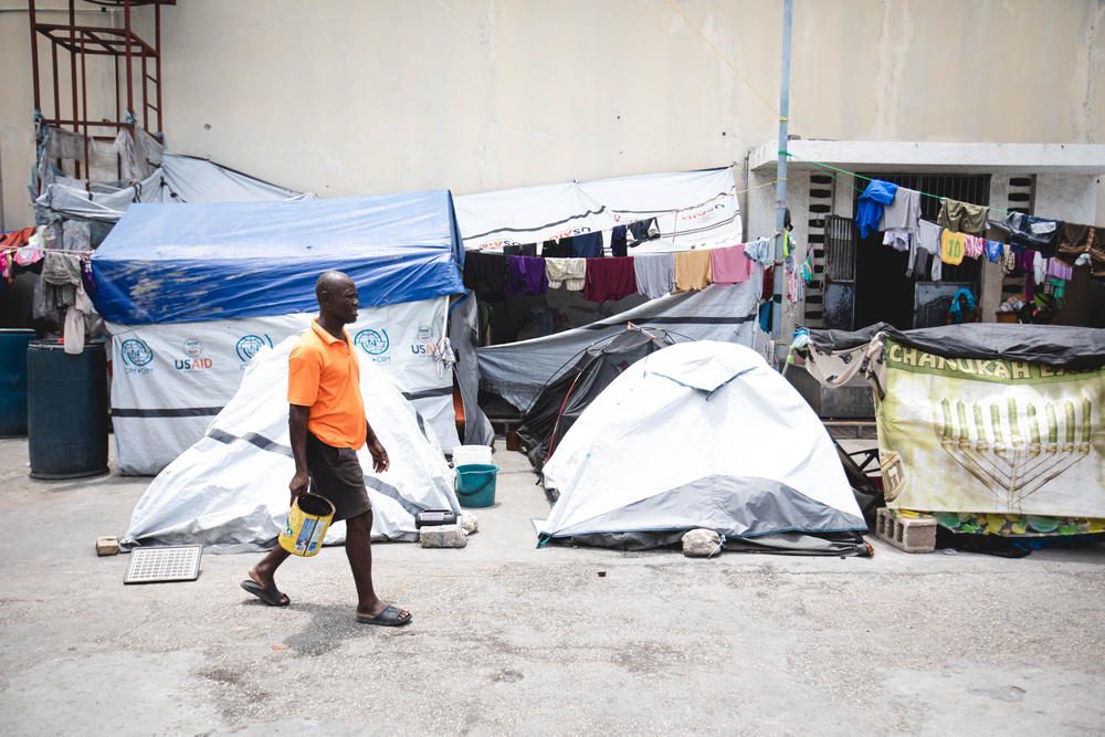 Since August 13, 2023, a makeshift camp has formed in the Vincent Gymnasium, sheltering 1,125 people, most of whom are families displaced from Carrefour Feuilles. | Date taken: 06/08/2024 | Location: Haiti: | Photographer: Quentin Bruno Vanbergen