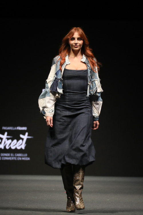 Long Fringe, Balayage cobrizo suave y semirecogido con ondas y lazo