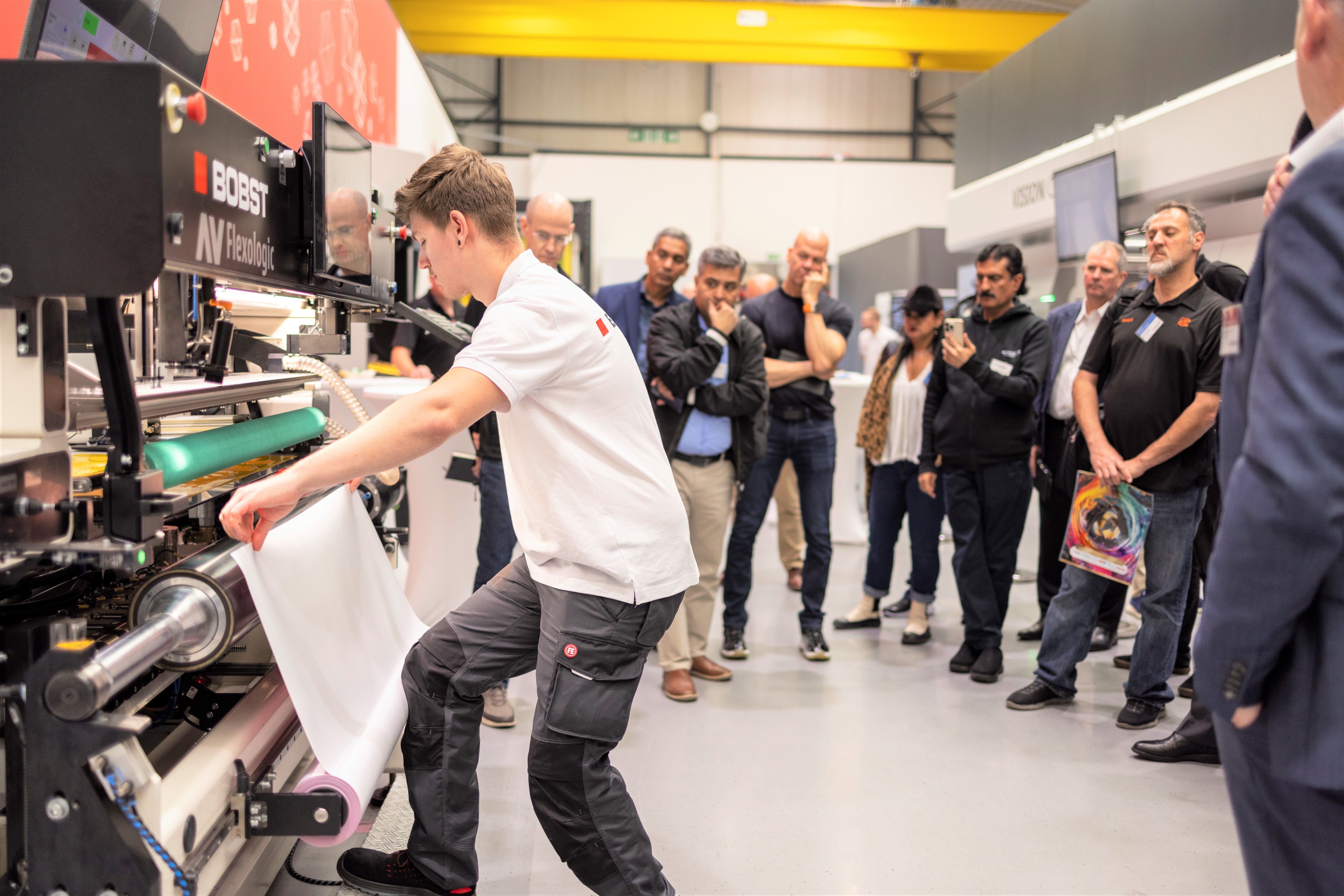 From left: Jan Hinrichs, Process Specialist CI Flexo, demonstrates the mounting equipment to customers at the Bielefeld Packaging Center.