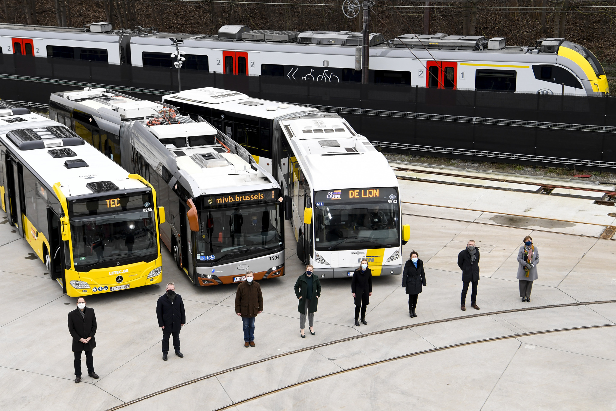 Milieuactivist landen Rijden Vanaf 1 februari is het mogelijk om zowel in als rond Brussel met één enkel  vervoerbewijs te reizen met trein, tram, bus en metro