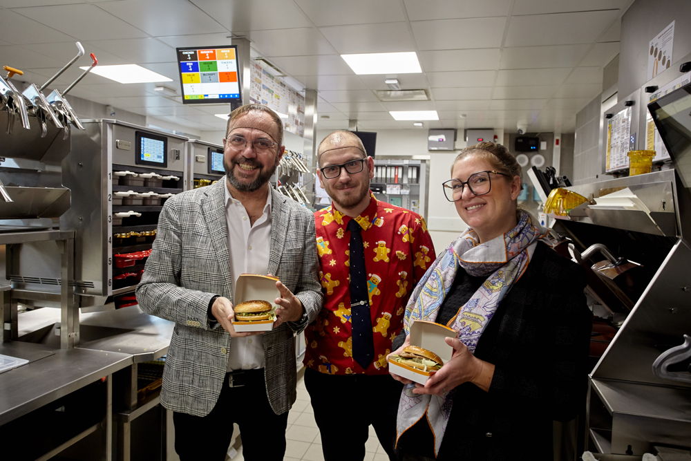Rudy Delhaise, bourgmestre d'Eghezée, a préparé le premier Big Mac® en compagnie de Valérie Bovy, franchisée du McDonald's d'Eghezée
