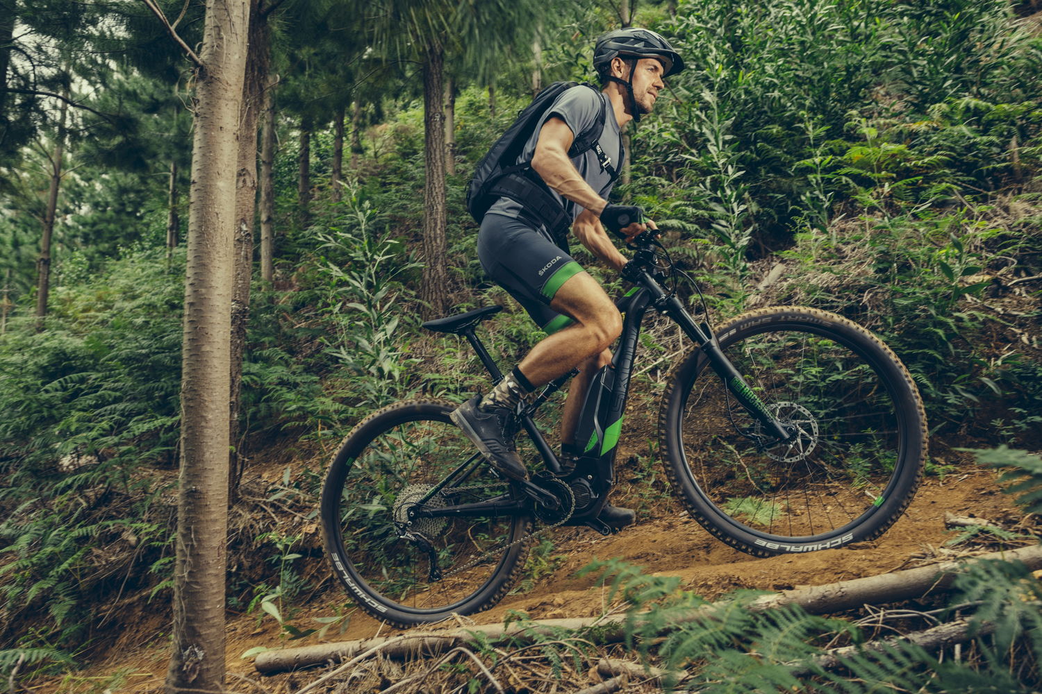 The EMTB FULL is a full-suspension e-mountain bike,
while its sister model EMTB is a hardtail version with a
front suspension fork. Both top models use the powerful
Shimano drive STEPS E7000 as well as the highperformance down-tube battery STEPS BT-E8010 with a
capacity of 504Wh.
