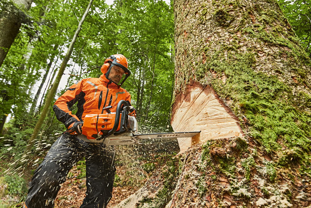 Avec une cylindrée de 121,6 cm³ et une puissance de 6,4 kW, la STIHL MS 881 est actuellement la tronçonneuse de série la plus puissante du monde.
