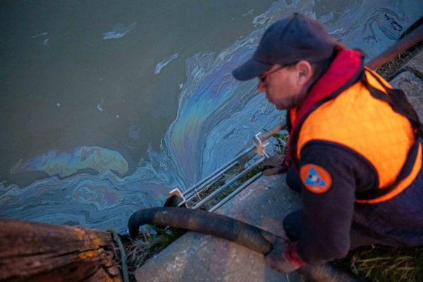 Oil spill in Port of Antwerp under investigation as clean-up continues